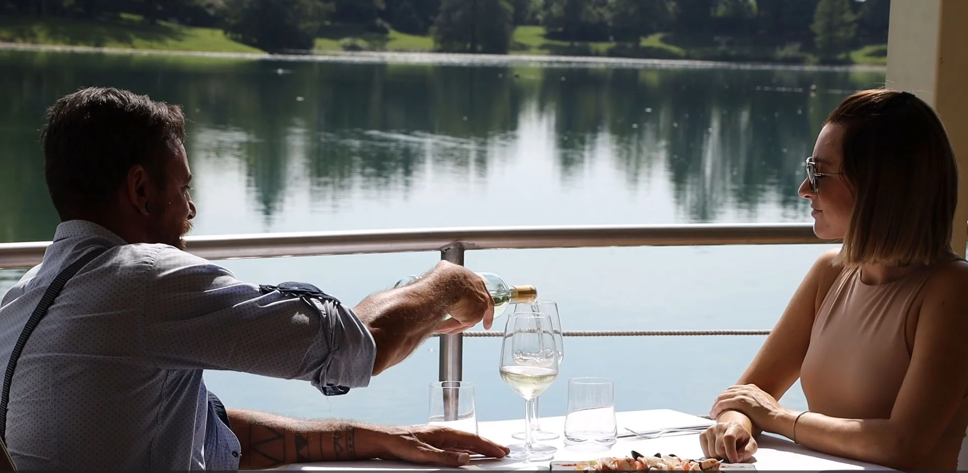 Ristorante sul lago vicino alle case galleggianti
